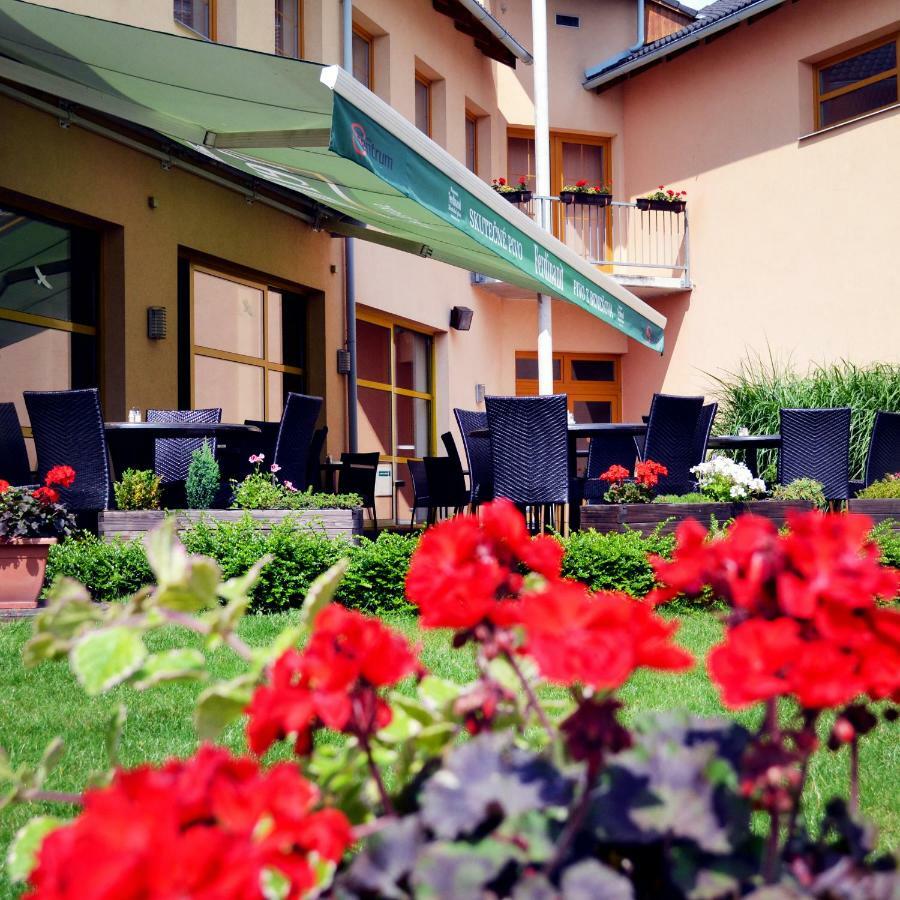 Hotel S-Centrum Benesov  Buitenkant foto
